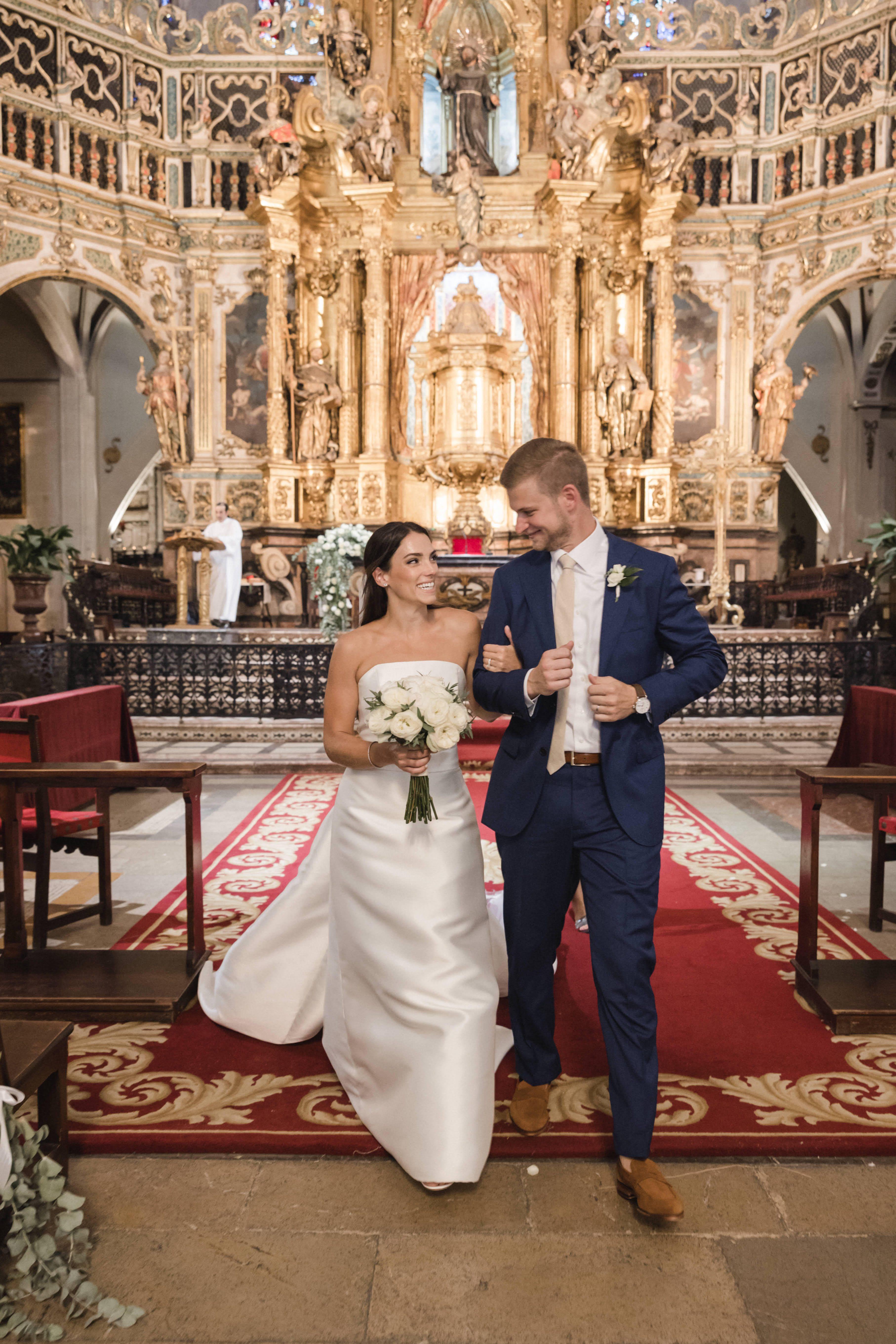 Cristina Meneses '15 and Ryan Aceto '14 walking down the isle for photos