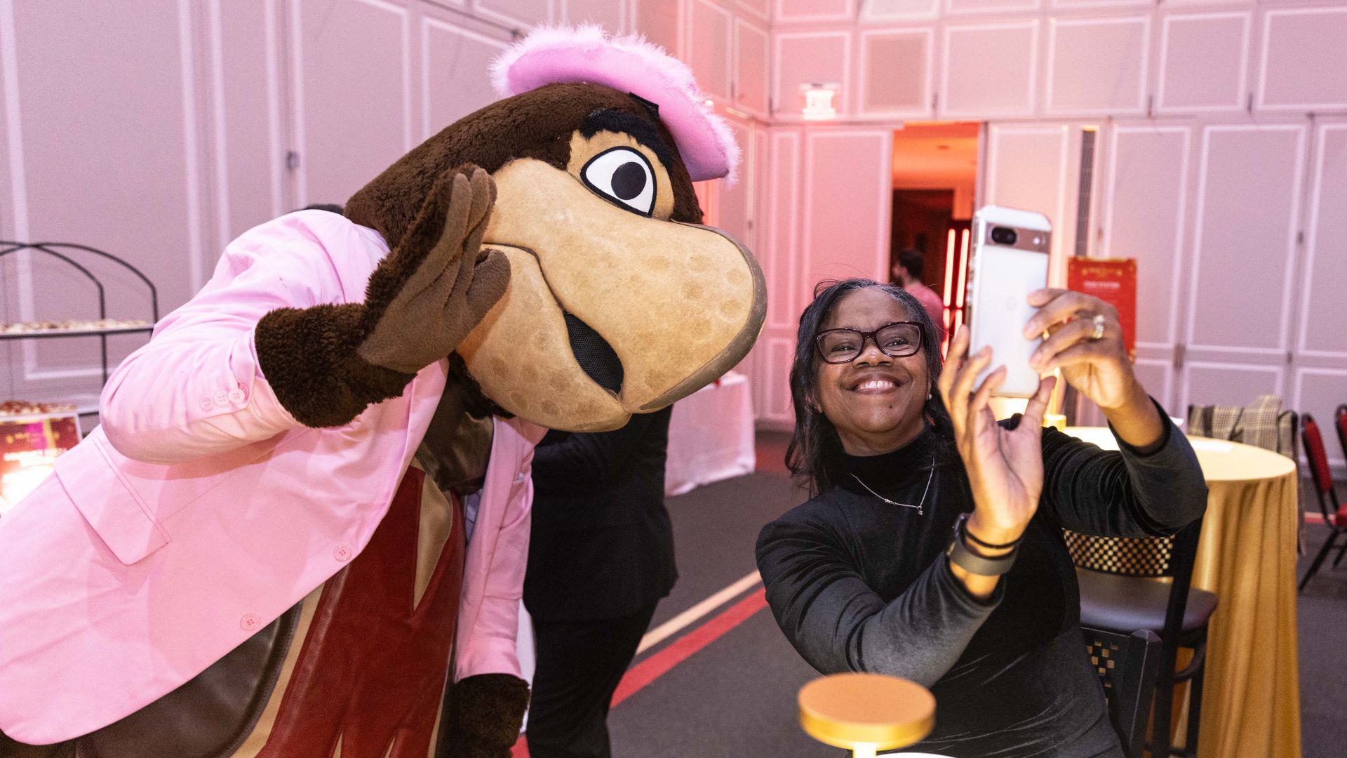 Terp takes selfie with Testudo