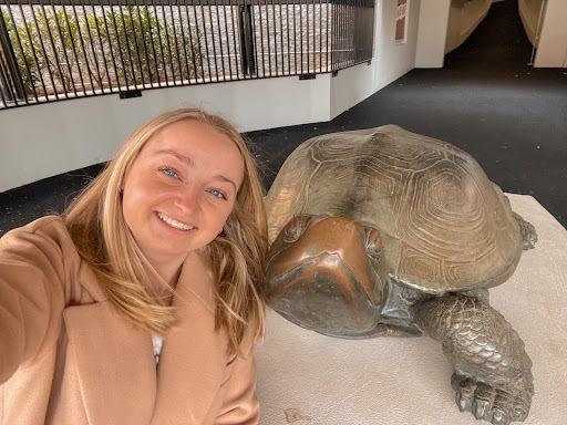 Zoe Nicholson '24 taking a selfie with a Testudo statue